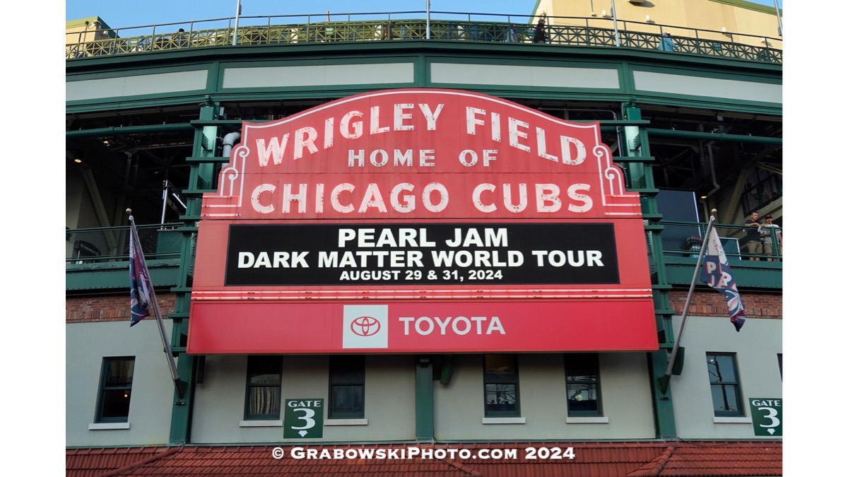 Pearl Jam Rock Wrigley Field 2024n