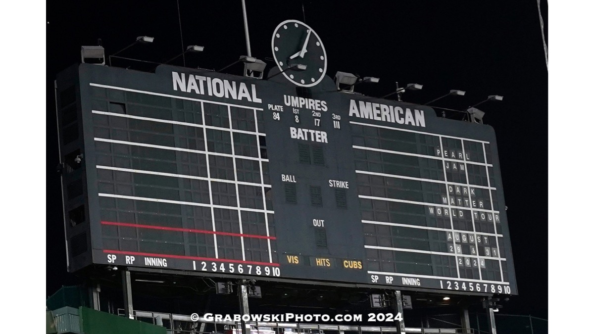 Pearl Jam Rock Wrigley Field 2024n