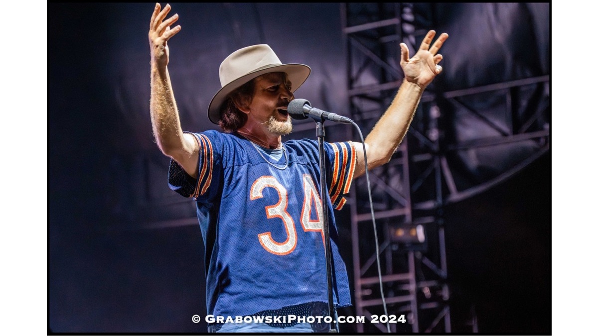 Pearl Jam Rock Wrigley Field 2024n