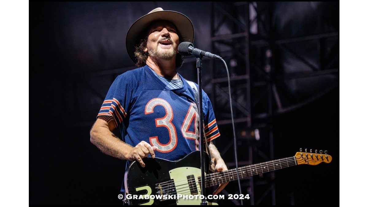 Pearl Jam Rock Wrigley Field 2024n