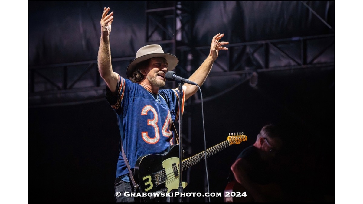 Pearl Jam Rock Wrigley Field 2024n