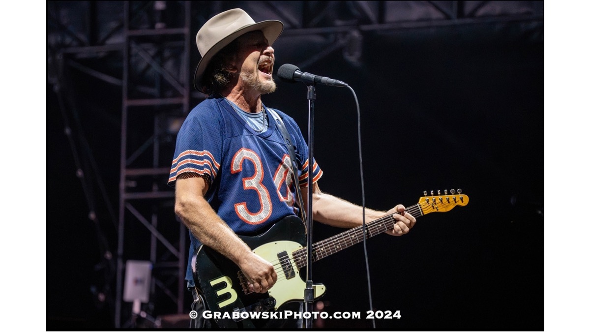 Pearl Jam Rock Wrigley Field 2024n