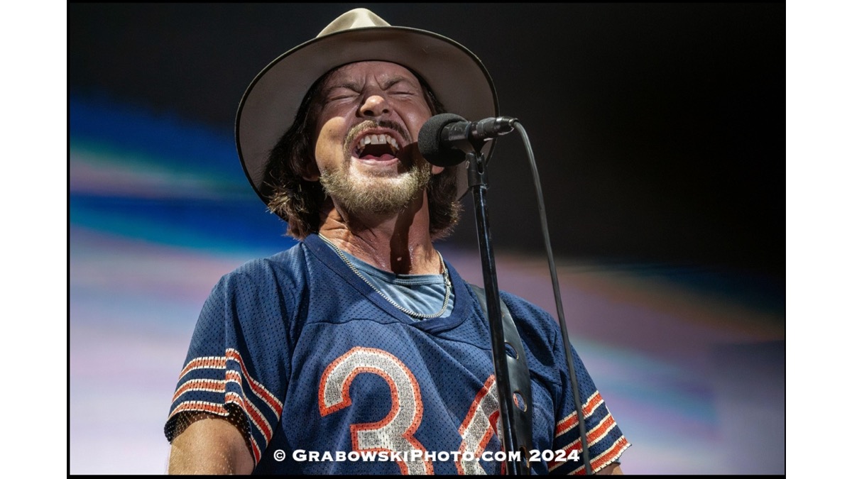 Pearl Jam Rock Wrigley Field 2024n