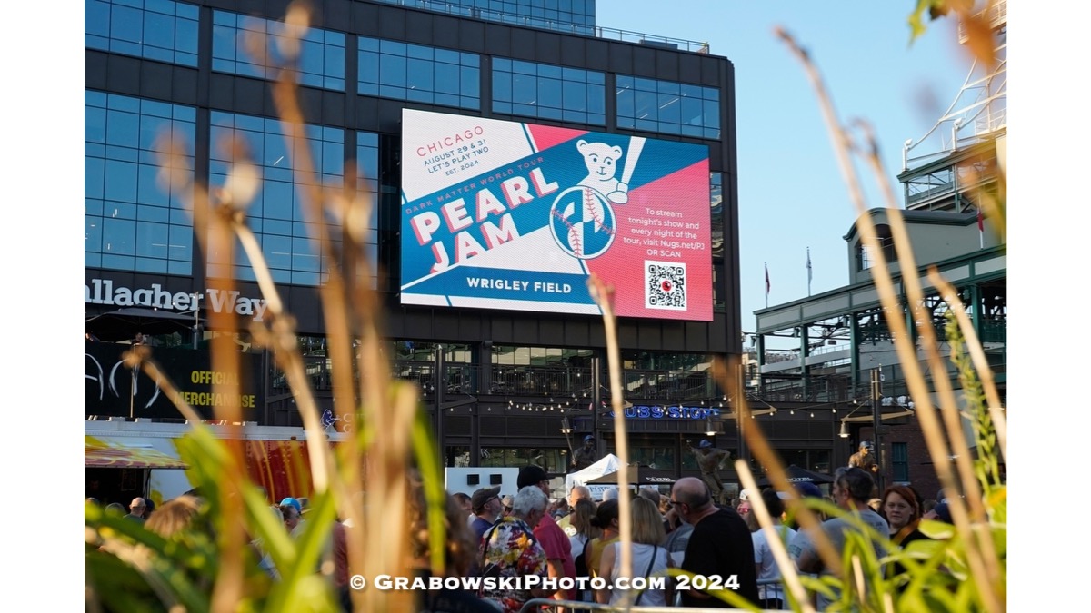 Pearl Jam Rock Wrigley Field 2024n