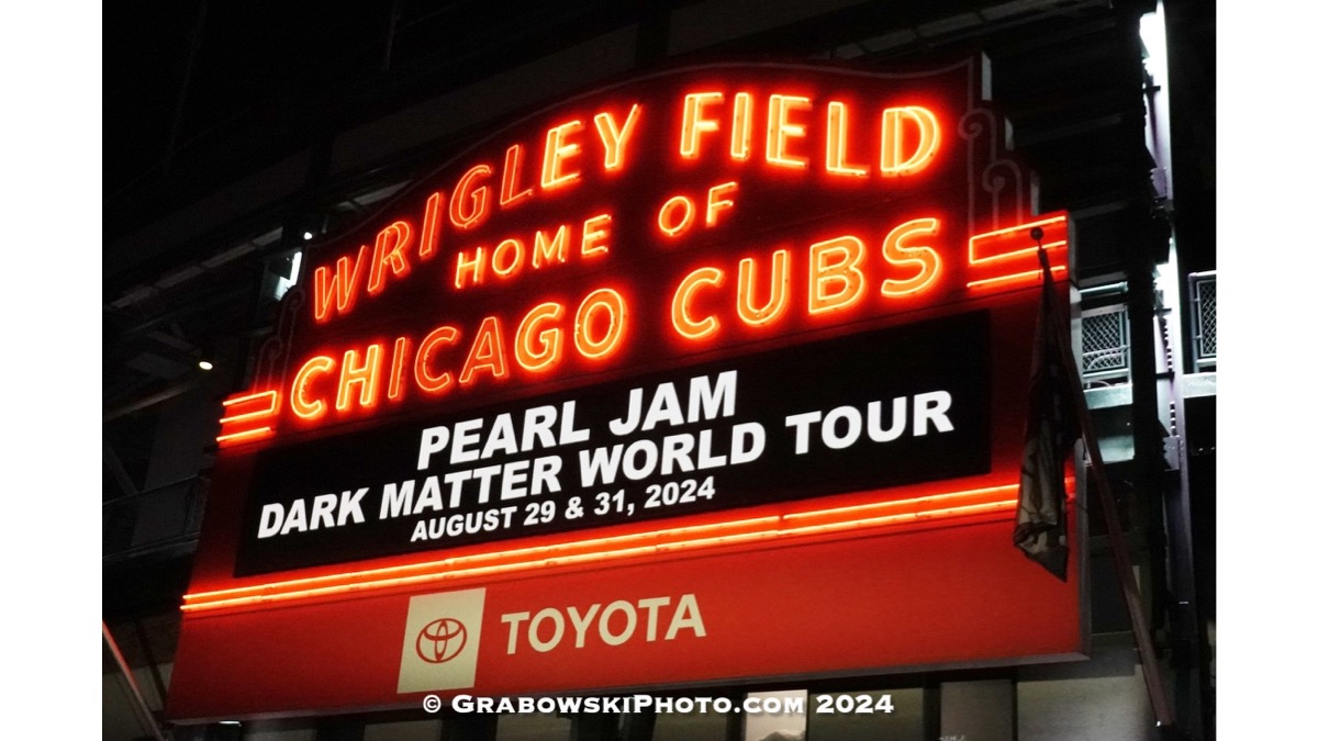 Pearl Jam Rock Wrigley Field 2024n