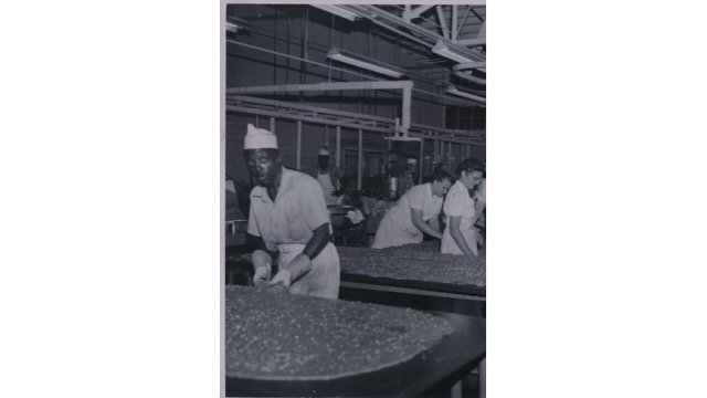 Making brittle at Stuckey's Candy Plant, Eastman, Georgia (Photo courtesy of Stuckey's archives)